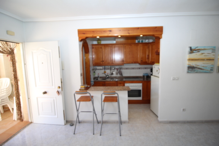 Bungalow en ubicación privilegiada en Las Filipinas-Villamartin con piscina comunitaria.