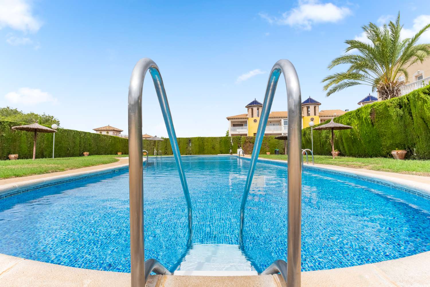 Bungalow en ubicación privilegiada en Las Filipinas-Villamartin con piscina comunitaria.