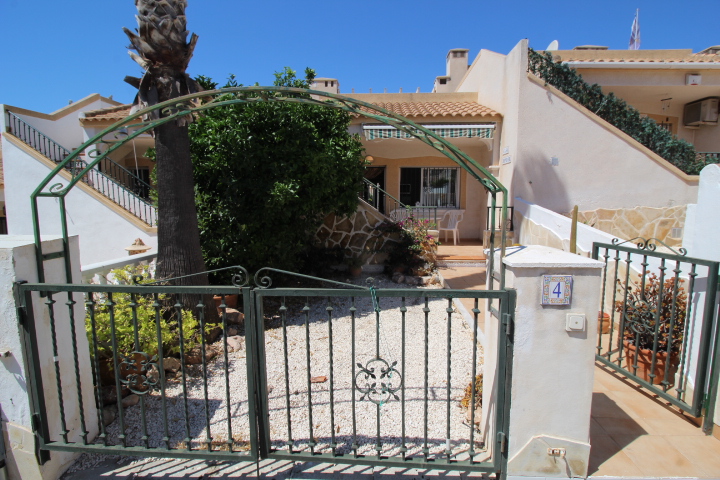 Bungalow en ubicación privilegiada en Las Filipinas-Villamartin con piscina comunitaria.