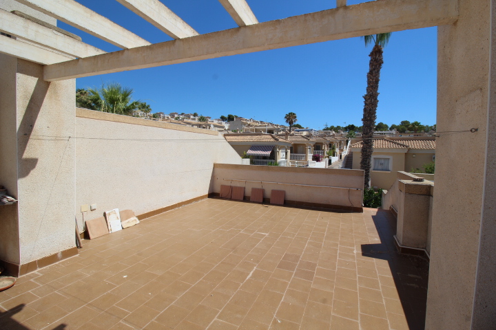Bungalow en ubicación privilegiada en Las Filipinas-Villamartin con piscina comunitaria.