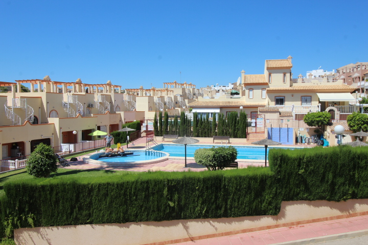 Bungalow en ubicación privilegiada en Las Filipinas-Villamartin con piscina comunitaria.