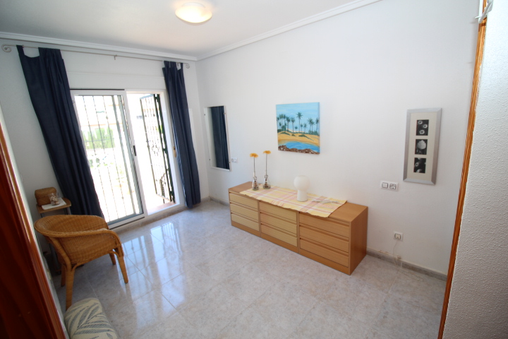 Bungalow en ubicación privilegiada en Las Filipinas-Villamartin con piscina comunitaria.