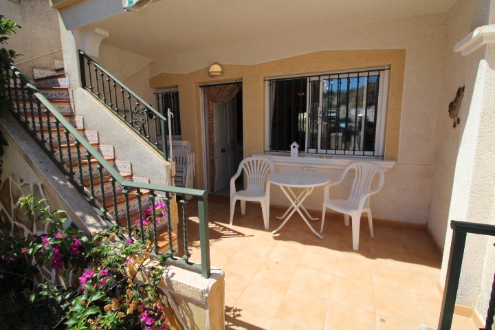 Bungalow en ubicación privilegiada en Las Filipinas-Villamartin con piscina comunitaria.
