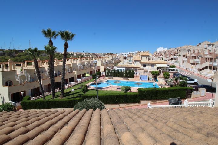 Bungalow en ubicación privilegiada en Las Filipinas-Villamartin con piscina comunitaria.