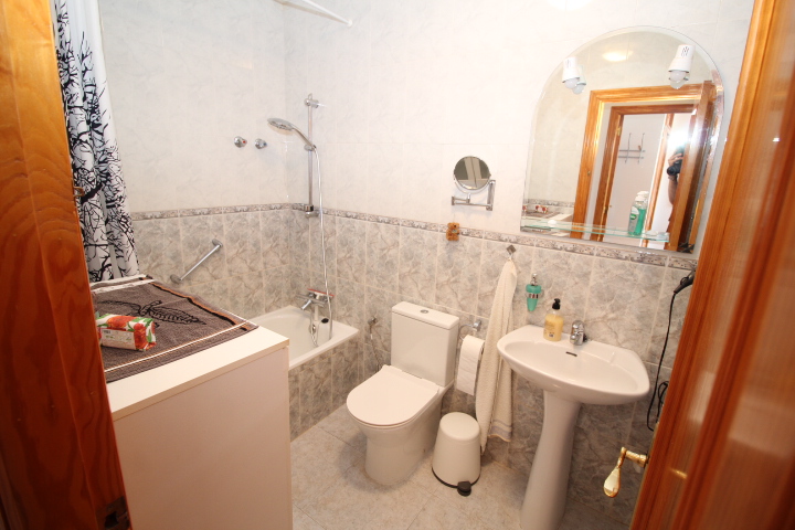 Bungalow en ubicación privilegiada en Las Filipinas-Villamartin con piscina comunitaria.