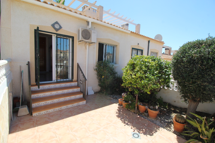 Bungalow en ubicación privilegiada en Las Filipinas-Villamartin con piscina comunitaria.