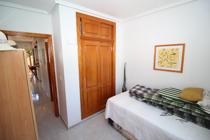 Bungalow en ubicación privilegiada en Las Filipinas-Villamartin con piscina comunitaria.