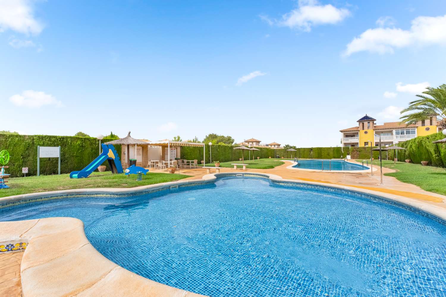 Bungalow en ubicación privilegiada en Las Filipinas-Villamartin con piscina comunitaria.