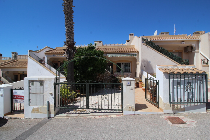Bungalow en ubicación privilegiada en Las Filipinas-Villamartin con piscina comunitaria.