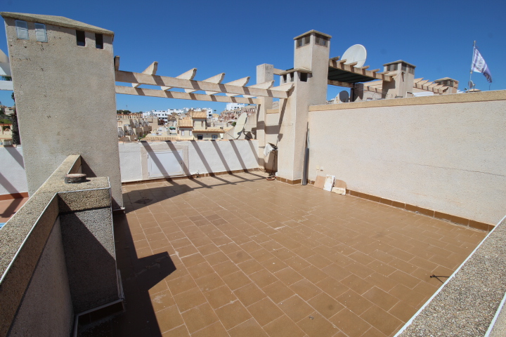 Bungalow en ubicación privilegiada en Las Filipinas-Villamartin con piscina comunitaria.