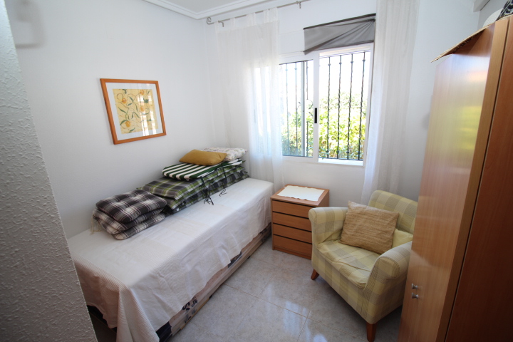 Bungalow en ubicación privilegiada en Las Filipinas-Villamartin con piscina comunitaria.