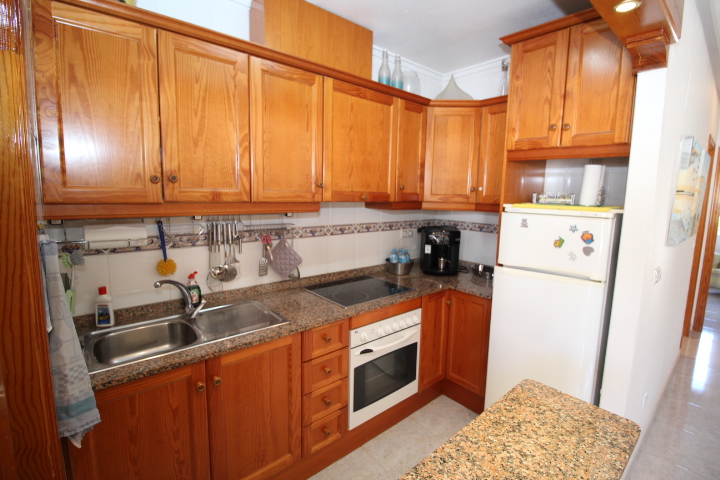 Bungalow en ubicación privilegiada en Las Filipinas-Villamartin con piscina comunitaria.