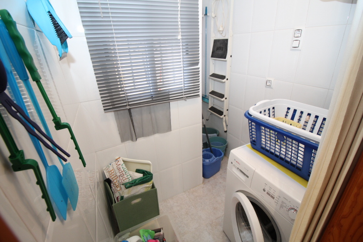 Bungalow en ubicación privilegiada en Las Filipinas-Villamartin con piscina comunitaria.
