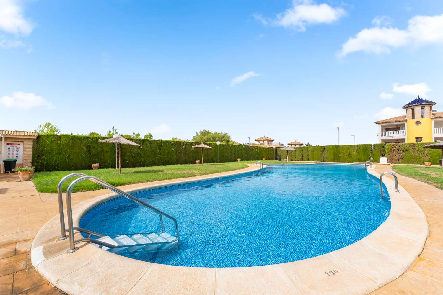 Bungalow en ubicación privilegiada en Las Filipinas-Villamartin con piscina comunitaria.