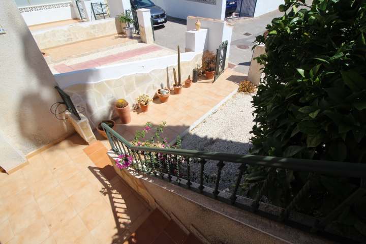 Bungalow en ubicación privilegiada en Las Filipinas-Villamartin con piscina comunitaria.