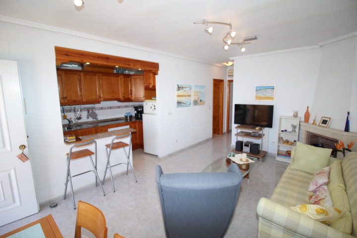 Bungalow en ubicación privilegiada en Las Filipinas-Villamartin con piscina comunitaria.
