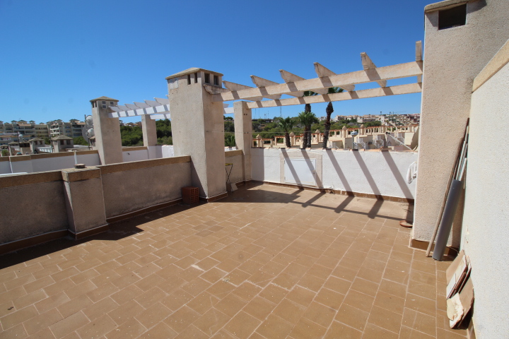 Bungalow en ubicación privilegiada en Las Filipinas-Villamartin con piscina comunitaria.