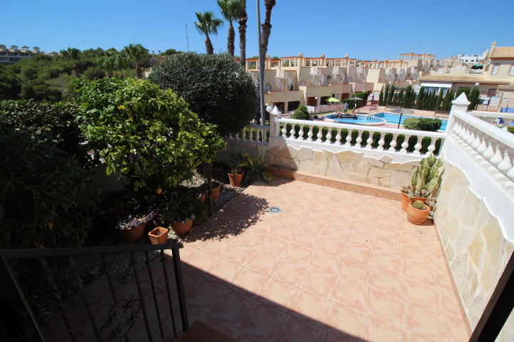 Bungalow en ubicación privilegiada en Las Filipinas-Villamartin con piscina comunitaria.