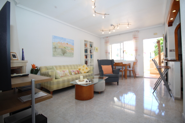 Bungalow en ubicación privilegiada en Las Filipinas-Villamartin con piscina comunitaria.