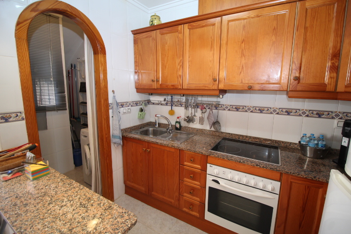 Bungalow en ubicación privilegiada en Las Filipinas-Villamartin con piscina comunitaria.