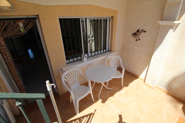 Bungalow en ubicación privilegiada en Las Filipinas-Villamartin con piscina comunitaria.