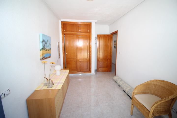 Bungalow en ubicación privilegiada en Las Filipinas-Villamartin con piscina comunitaria.