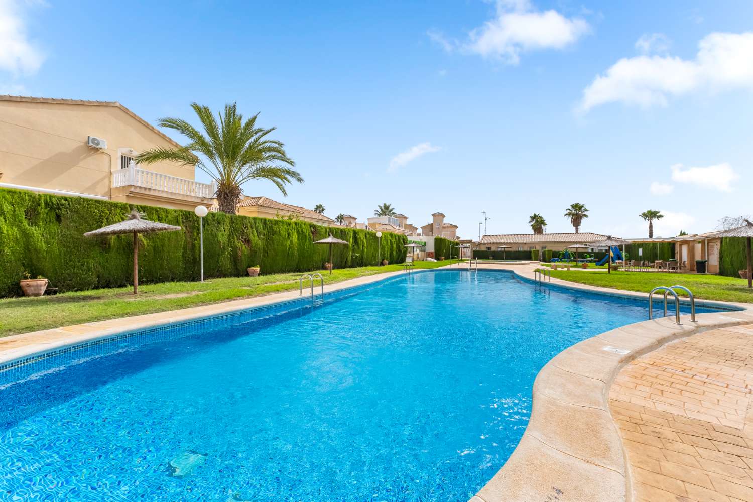 Bungalow en ubicación privilegiada en Las Filipinas-Villamartin con piscina comunitaria.