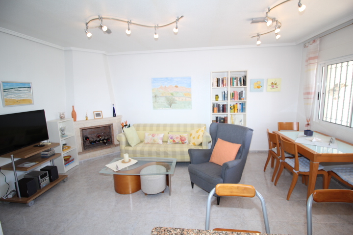 Bungalow en ubicación privilegiada en Las Filipinas-Villamartin con piscina comunitaria.