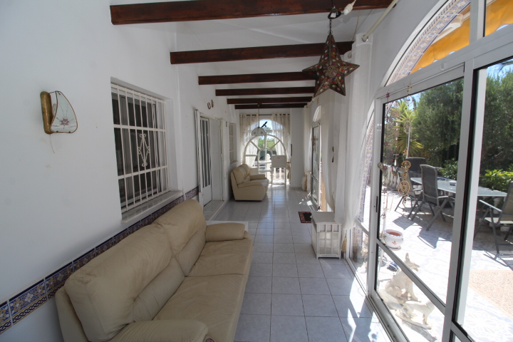 Chalet independiente con gran parcela y piscina privada en Las Filipinas – Villamartín