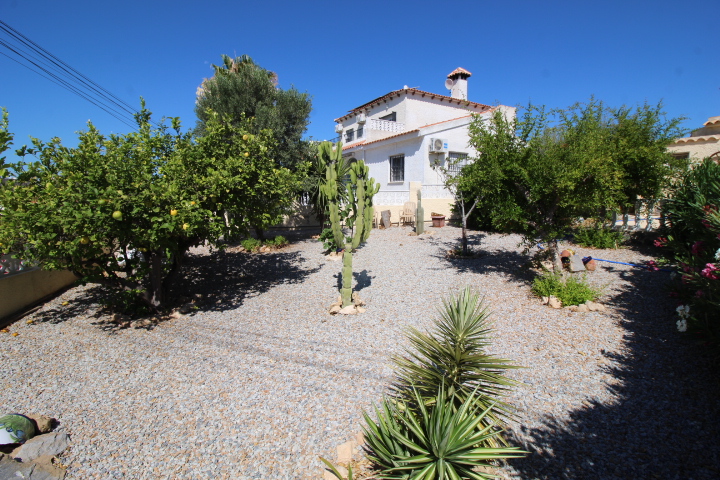 Chalet independiente con gran parcela y piscina privada en Las Filipinas – Villamartín
