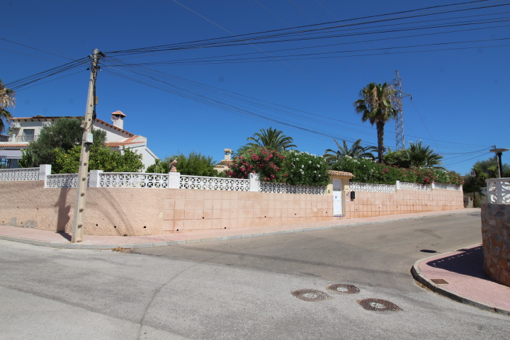 Chalet independiente con gran parcela y piscina privada en Las Filipinas – Villamartín