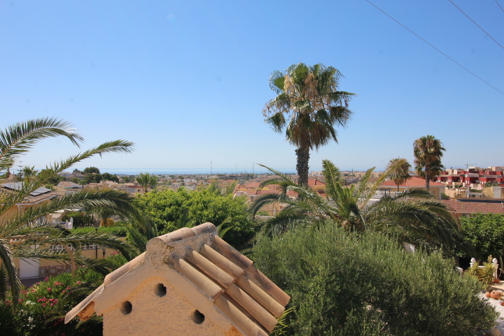 Chalet independiente con gran parcela y piscina privada en Las Filipinas – Villamartín