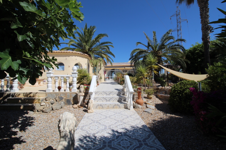Chalet independiente con gran parcela y piscina privada en Las Filipinas – Villamartín