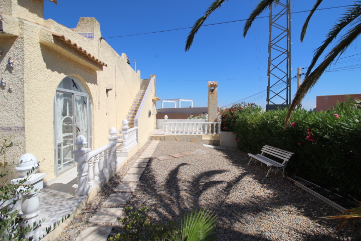 Chalet independiente con gran parcela y piscina privada en Las Filipinas – Villamartín