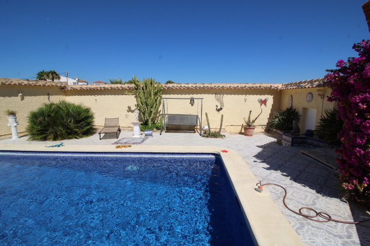 Chalet independiente con gran parcela y piscina privada en Las Filipinas – Villamartín