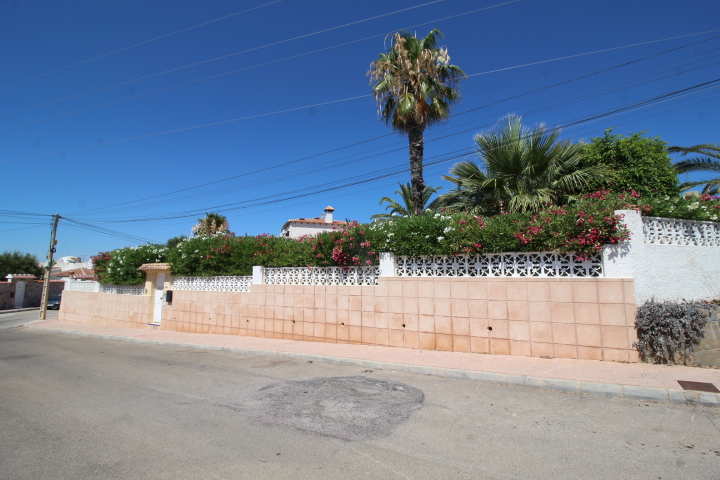 Chalet independiente con gran parcela y piscina privada en Las Filipinas – Villamartín