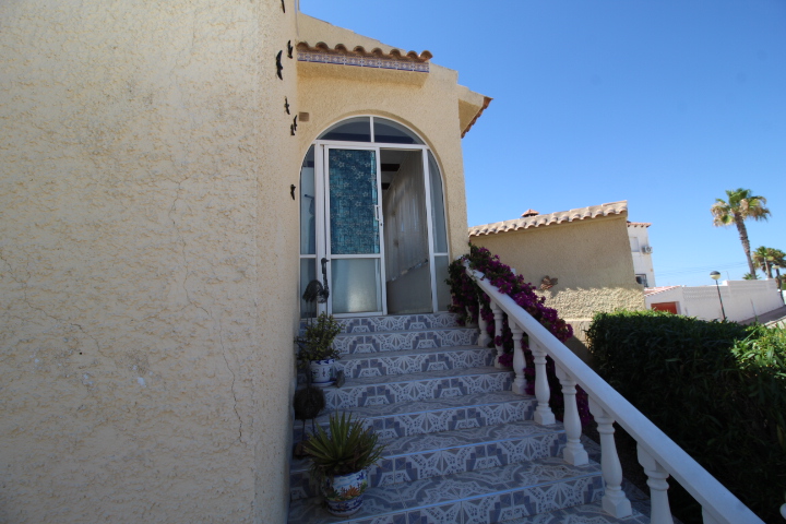 Chalet independiente con gran parcela y piscina privada en Las Filipinas – Villamartín