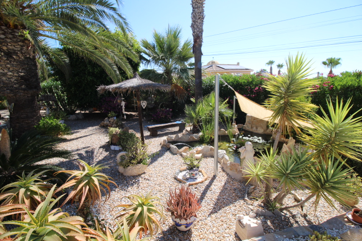 Chalet independiente con gran parcela y piscina privada en Las Filipinas – Villamartín
