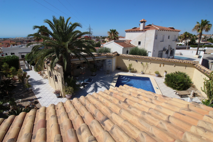 Chalet independiente con gran parcela y piscina privada en Las Filipinas – Villamartín