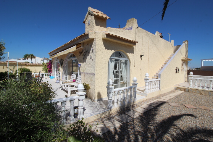 Chalet independiente con gran parcela y piscina privada en Las Filipinas – Villamartín