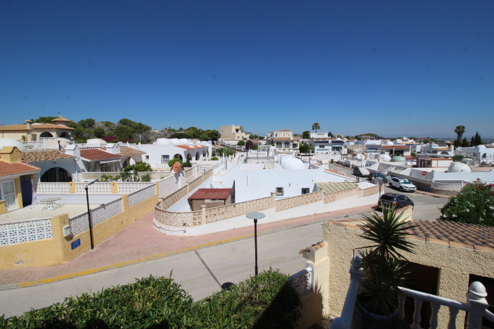 Chalet independiente con gran parcela y piscina privada en Las Filipinas – Villamartín