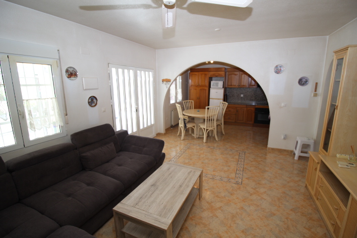 Chalet independiente con gran parcela y piscina privada en Las Filipinas – Villamartín