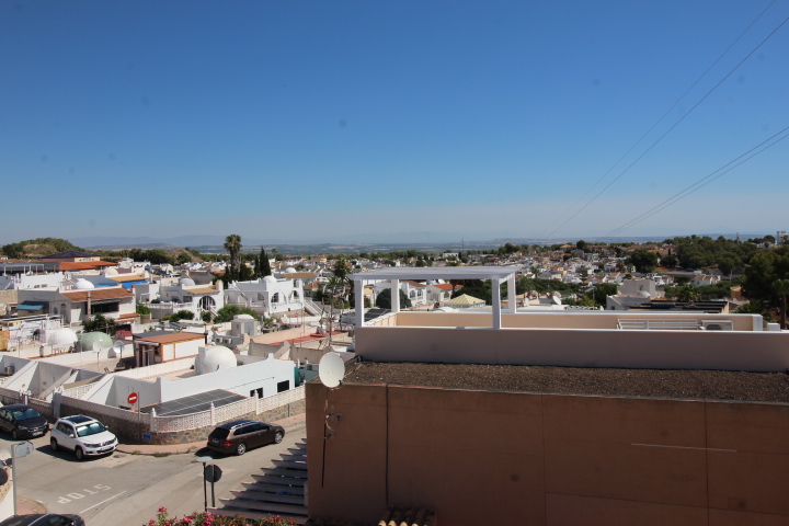 Chalet independiente con gran parcela y piscina privada en Las Filipinas – Villamartín