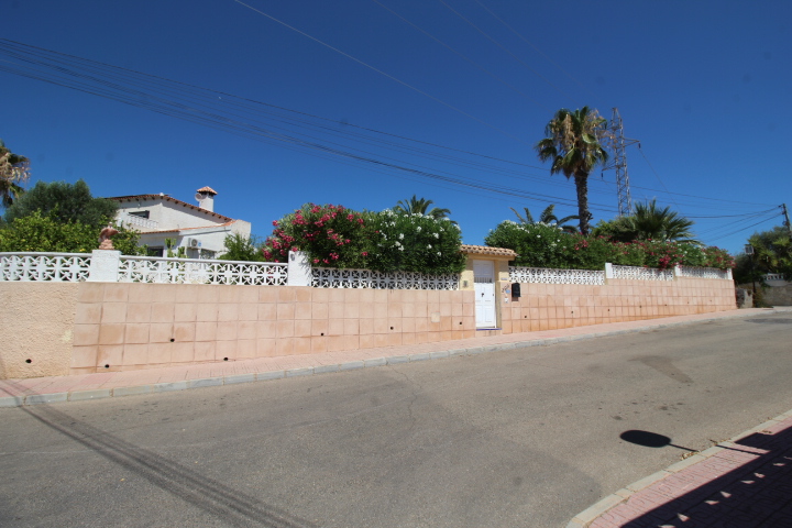 Chalet independiente con gran parcela y piscina privada en Las Filipinas – Villamartín