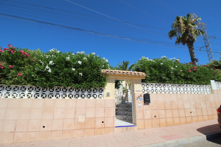 Chalet independiente con gran parcela y piscina privada en Las Filipinas – Villamartín