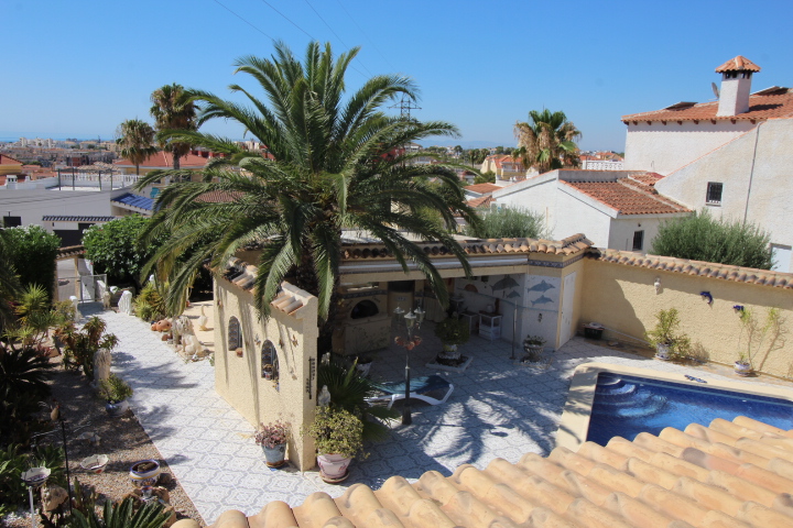 Chalet independiente con gran parcela y piscina privada en Las Filipinas – Villamartín