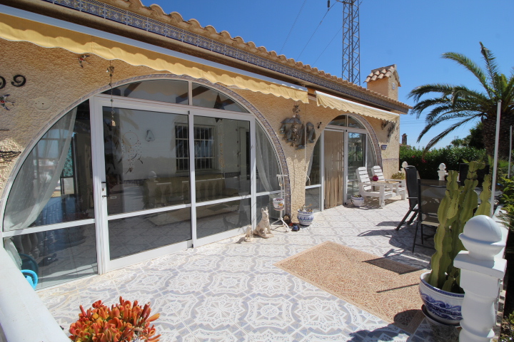 Chalet independiente con gran parcela y piscina privada en Las Filipinas – Villamartín