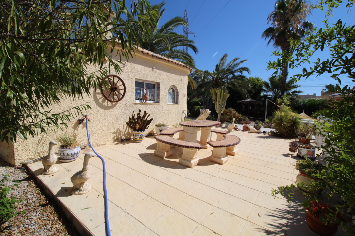 Chalet independiente con gran parcela y piscina privada en Las Filipinas – Villamartín
