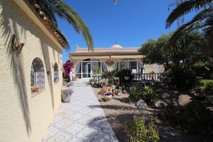 Chalet independiente con gran parcela y piscina privada en Las Filipinas – Villamartín