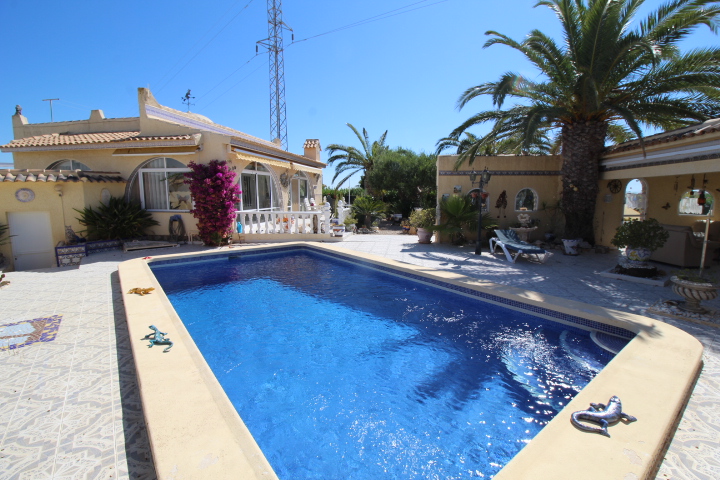 Chalet independiente con gran parcela y piscina privada en Las Filipinas – Villamartín